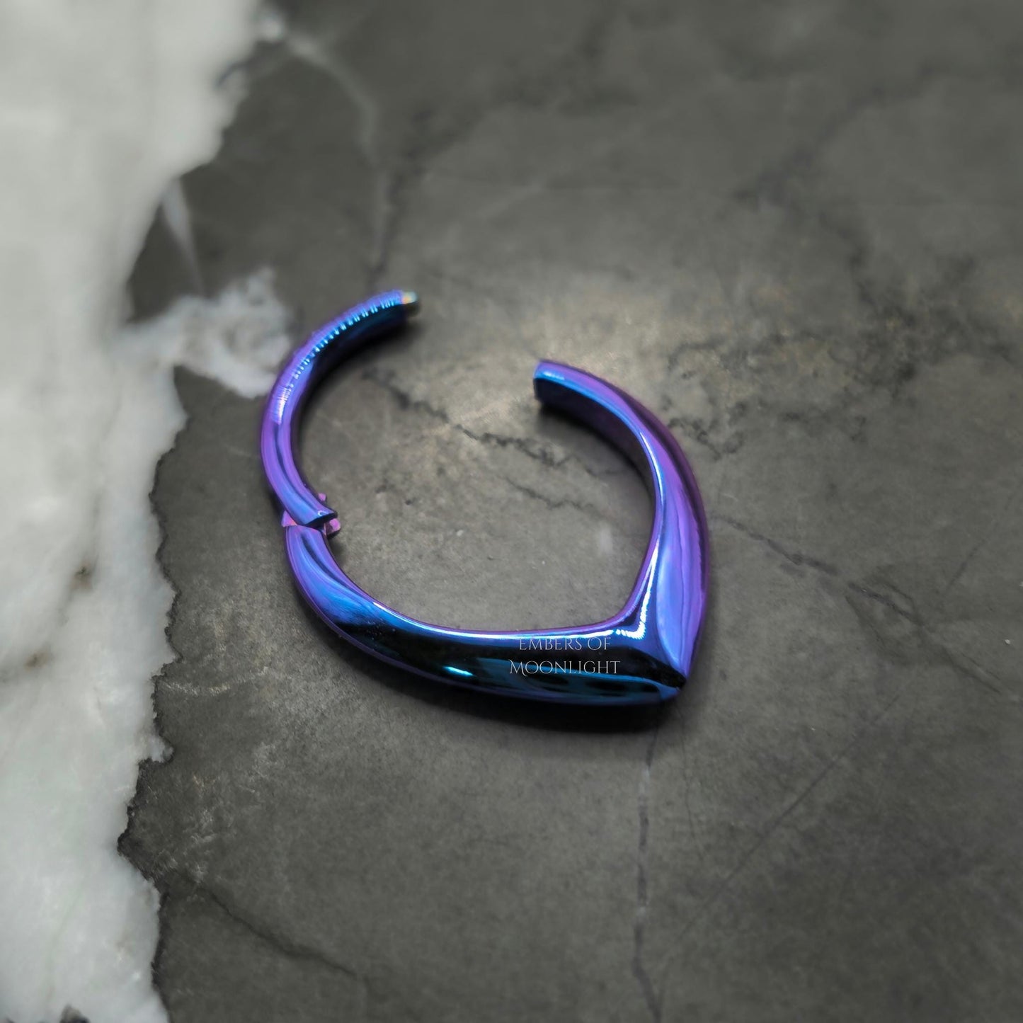 Tapering Teardrop V Shape Hinged Clicker