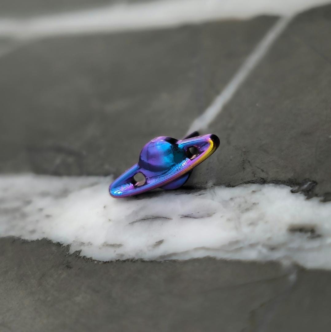Saturn Planet Threadless Labret